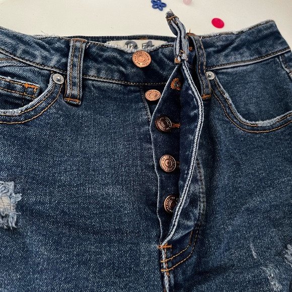 CRVY Vintage High-Rise Shorts - Picture 3 of 5